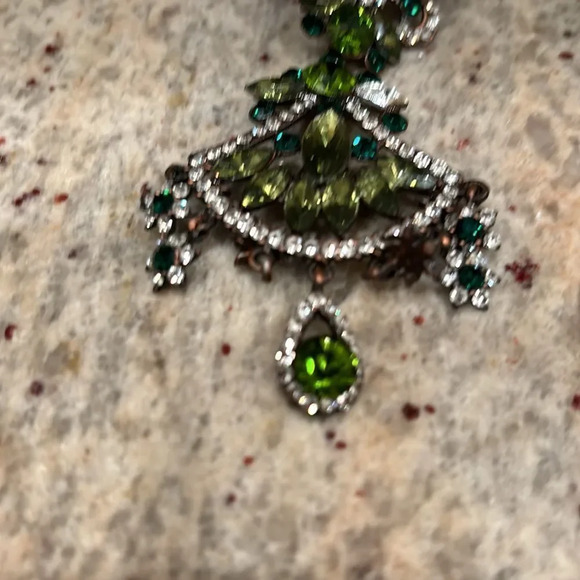 Woman's gorgeous sparkly crystal earring. It's only women earring. Faux crystals - Picture 9 of 10